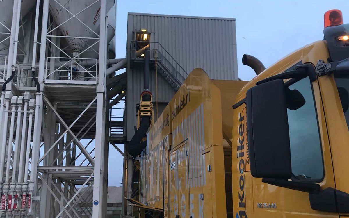 Zuigwagen bij betoncentrale in Meppel