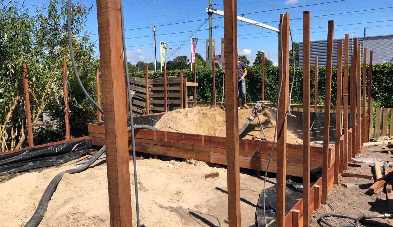 Ophogen tuin achter met zand Haarlem