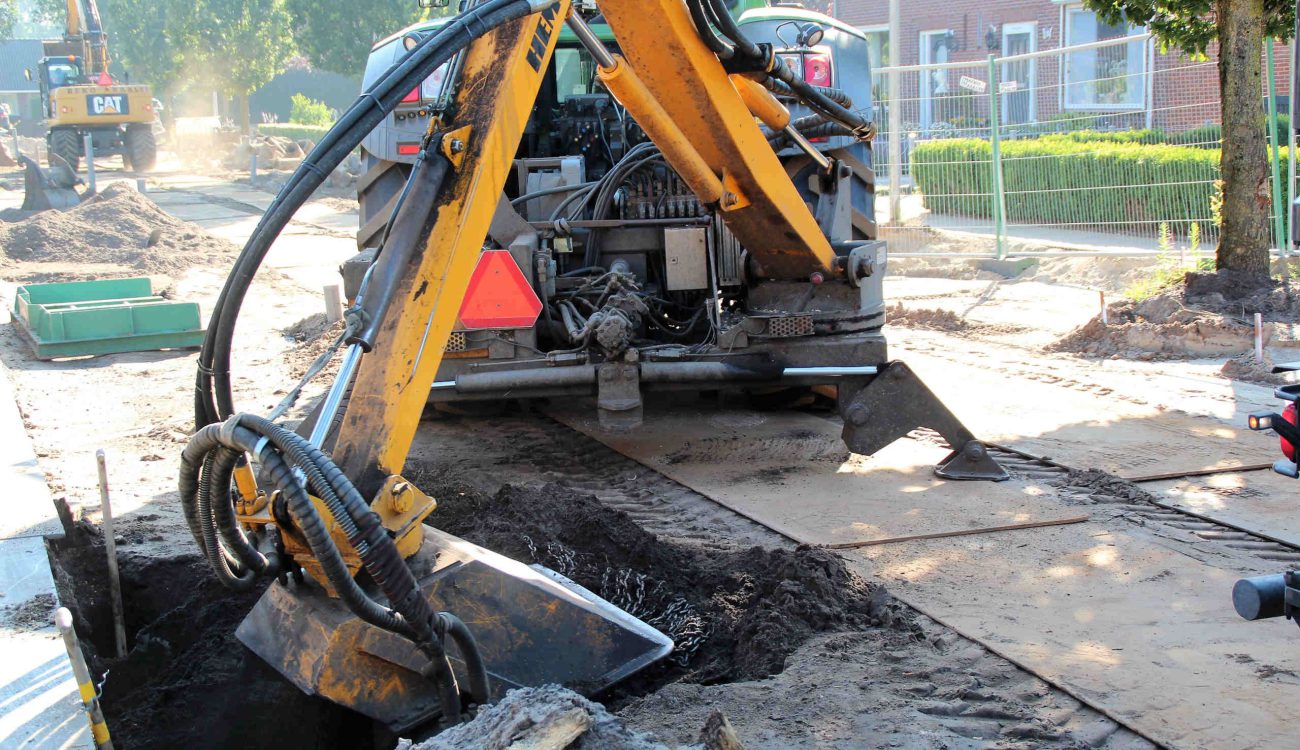 Wegzuigen boomstobben en boomwortels Staphorst