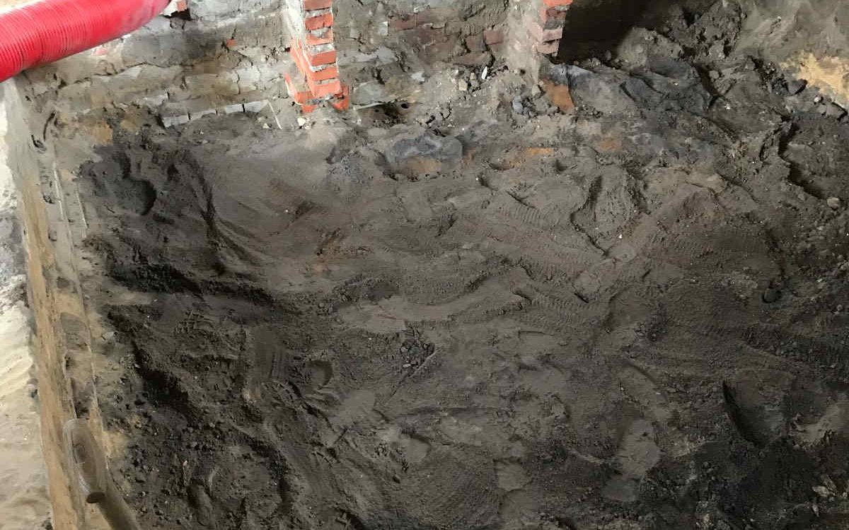 Vloer uitgraven tot kruipruimte in Westerbork