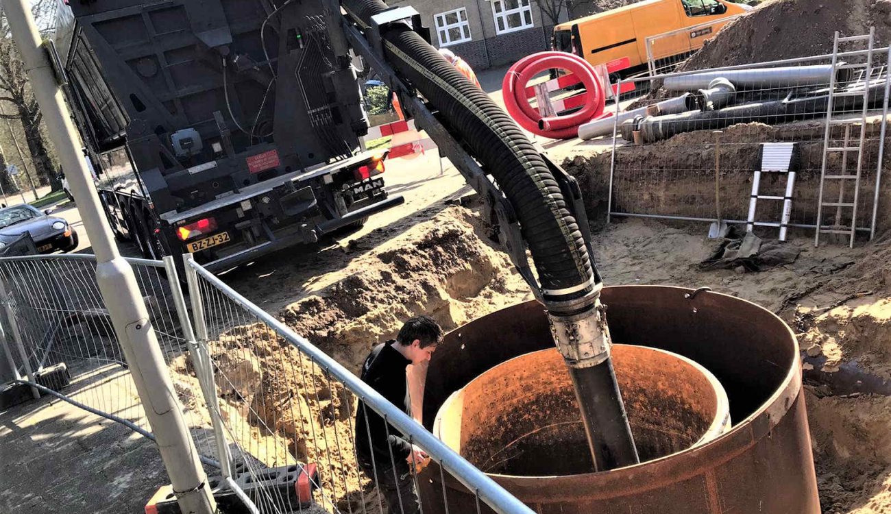 Wegzuigen zand in bouwput Arnhem