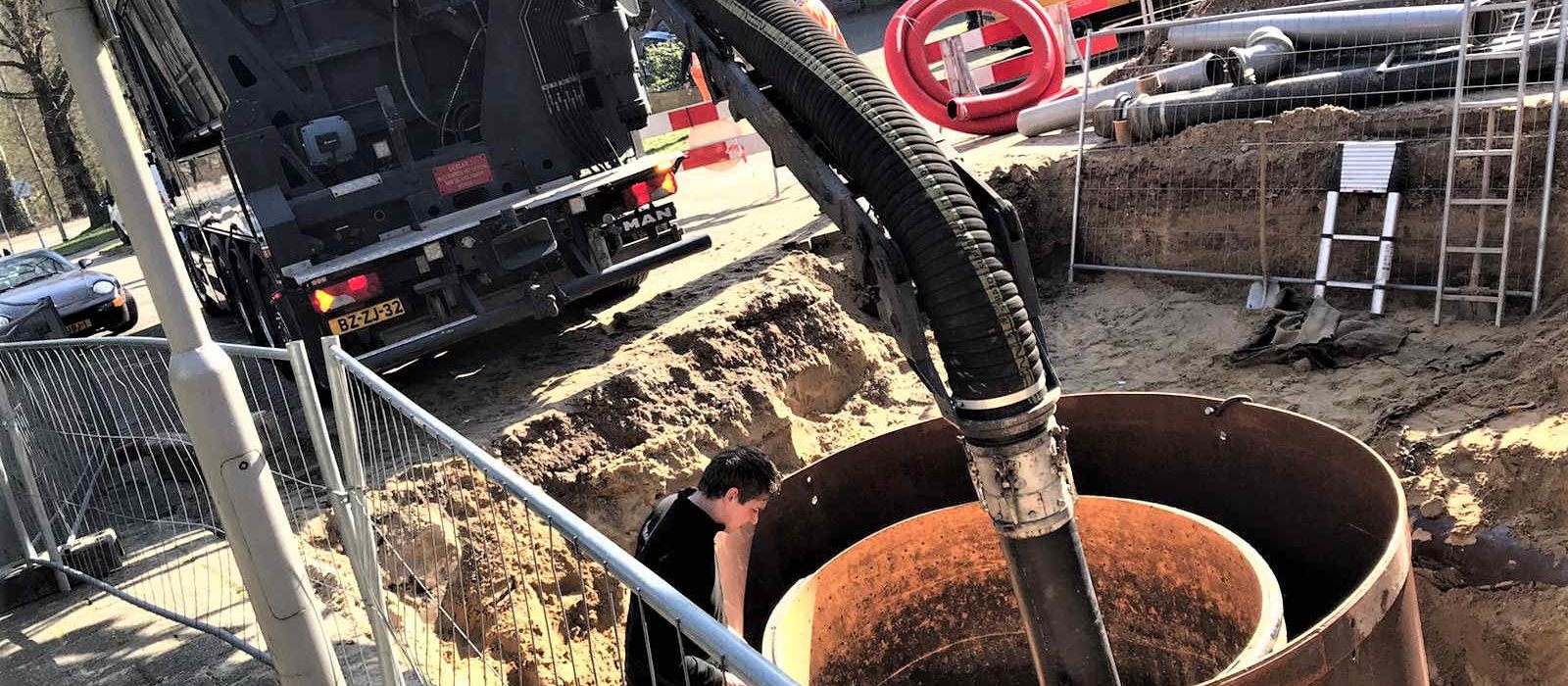 Wegzuigen zand in bouwput Arnhem