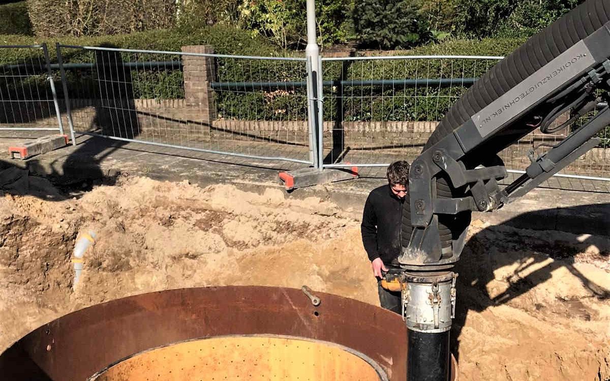 Zandzuigen tussen bekisting en putwand Arnhem