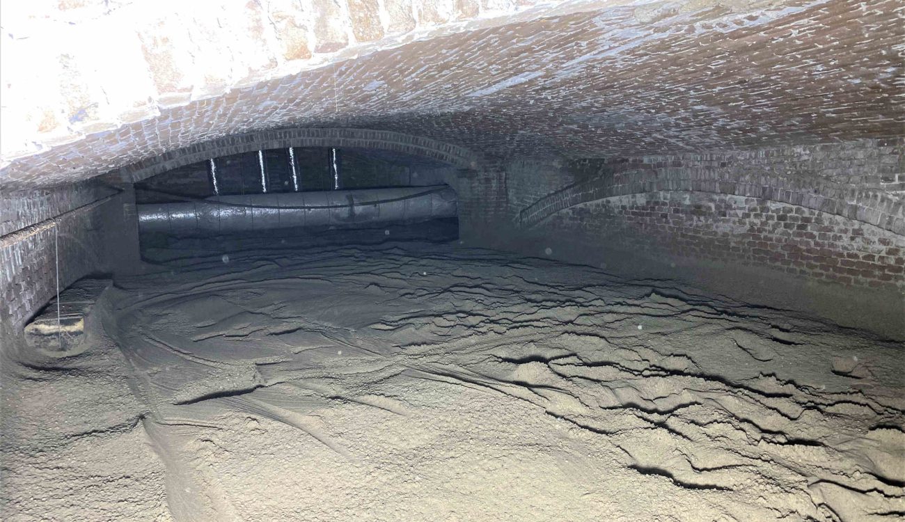 Kruipruimte met zand kerk Ouderkerk aan de Amstel