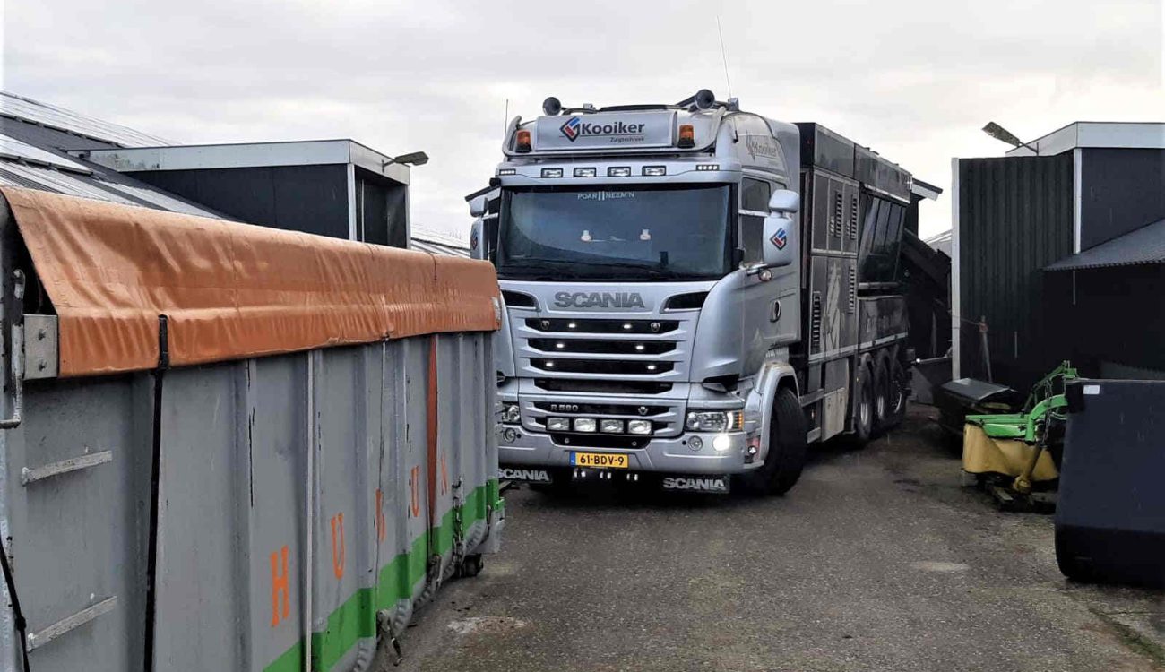 Zuigwagen naast kippenschuur Abbenga