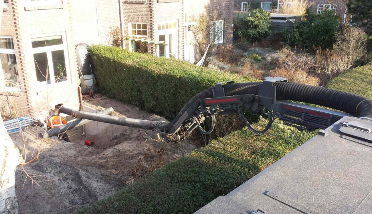 Uitzuigen kruipruimte tot kelder via kopgat Den Haag