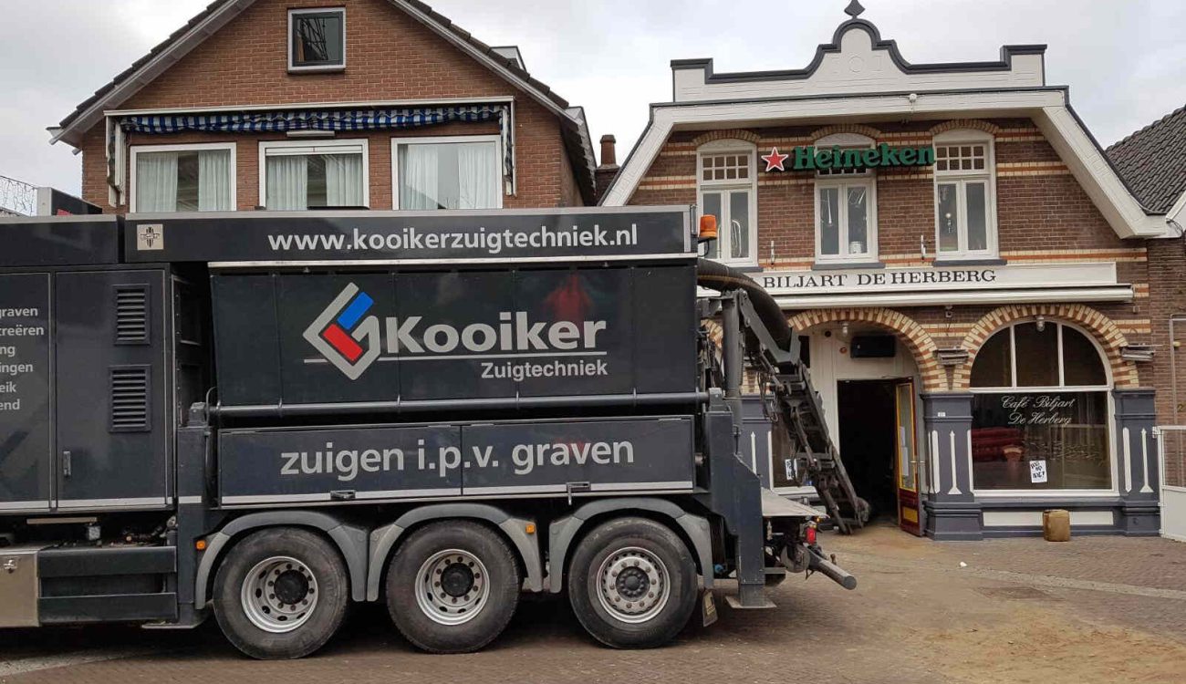 Zuigwagen voor cafe de Herberg in Ommen