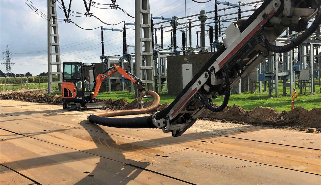 Zuigwagen en minigraver voor proefsleuf Tennet Zwolle