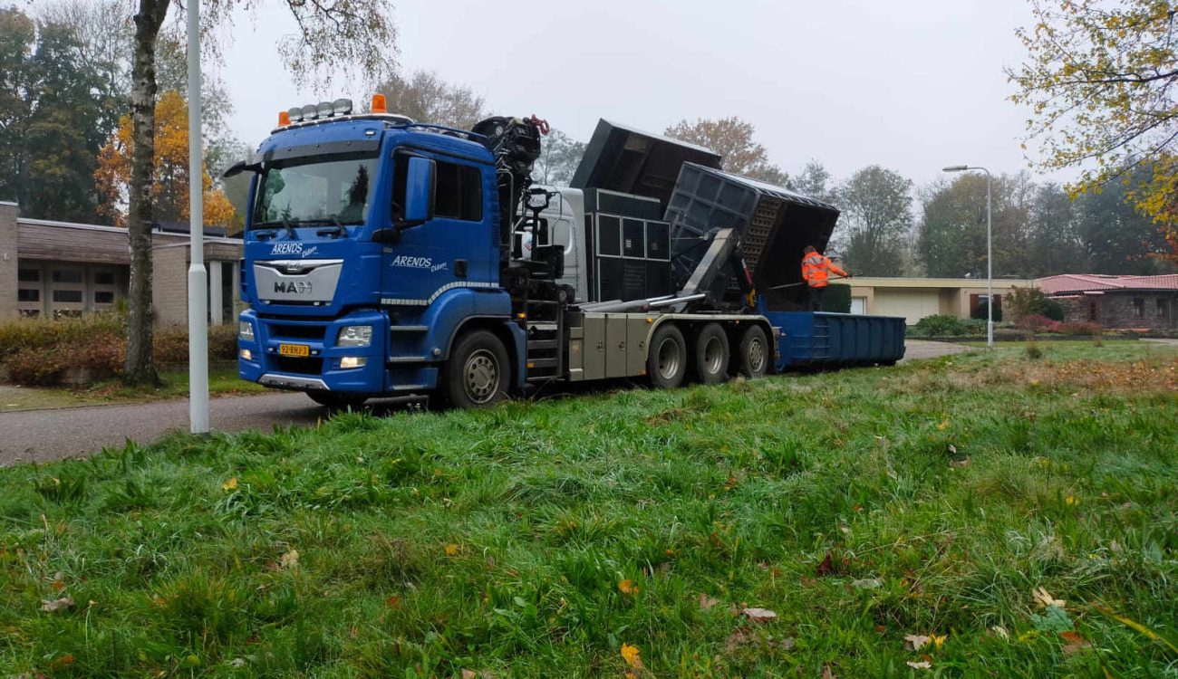 Legen zuigwagen in container Doetinchem