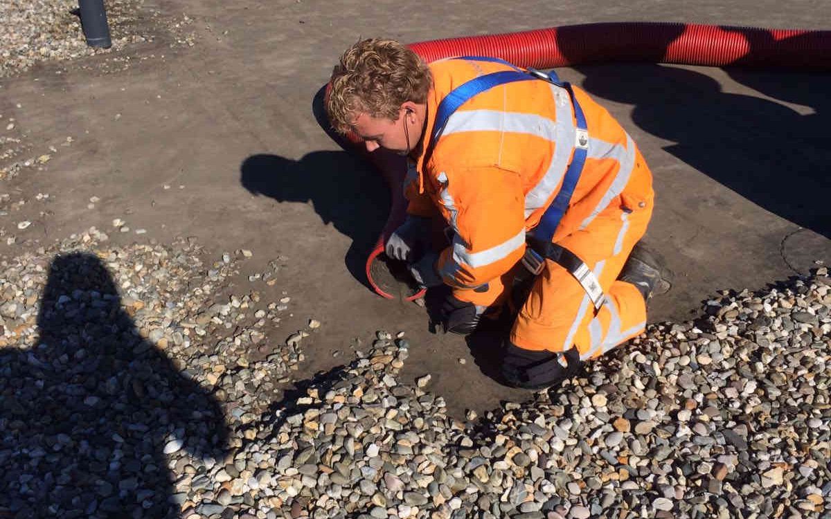 Verwijderen van dakgrind met zuigtechniek