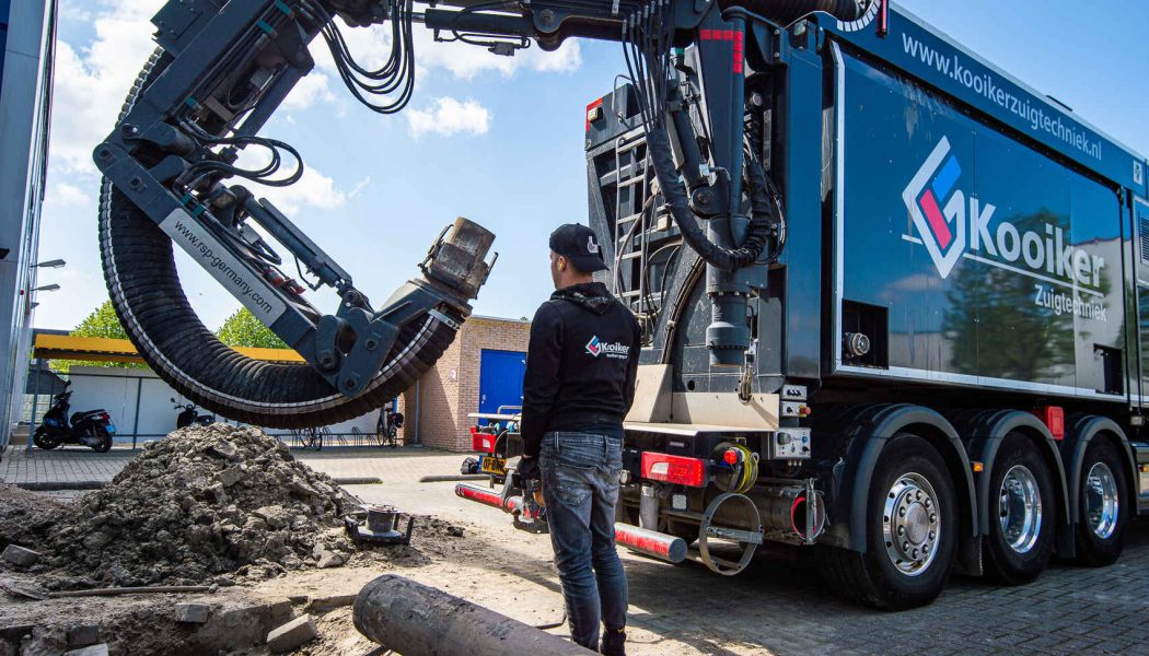 Kooiker Zuigtechniek zuigwagen in werking