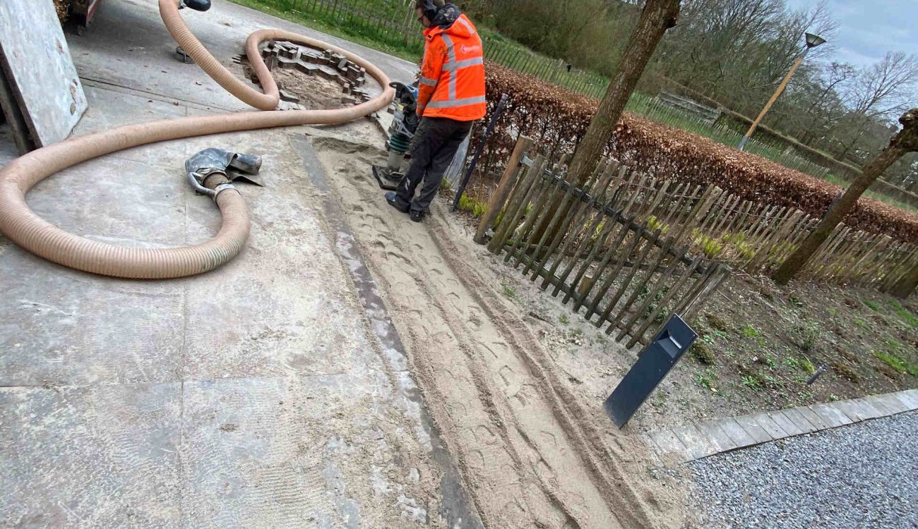 Aanvullen drainagegoot met zand