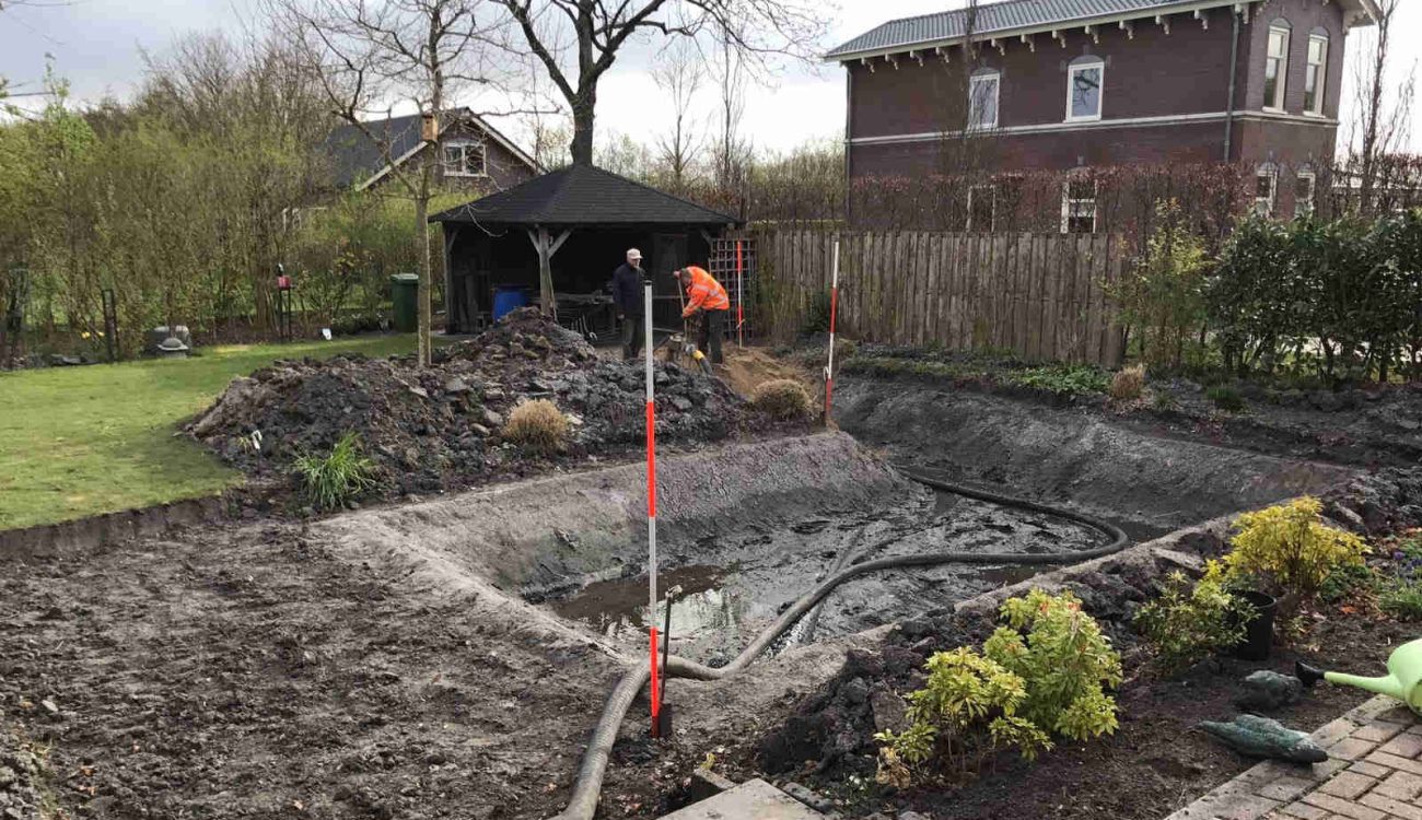 Dempen vijver tuin met zand