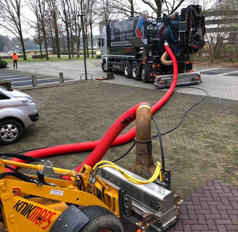 Hulpmiddelen voor flexibele reiniging waterpasserende bestrating