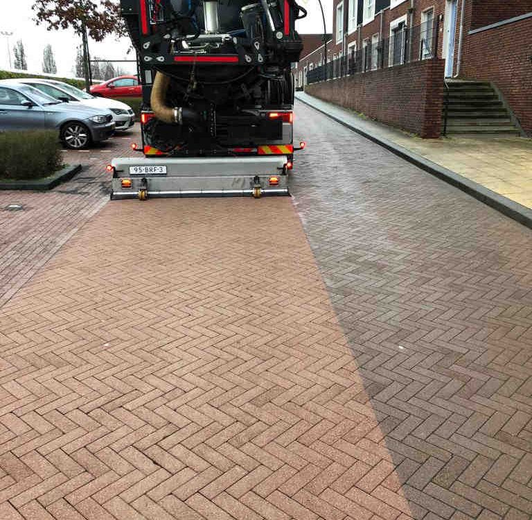 Sterke reiniging waterpasserende en waterdoorlatende bestrating