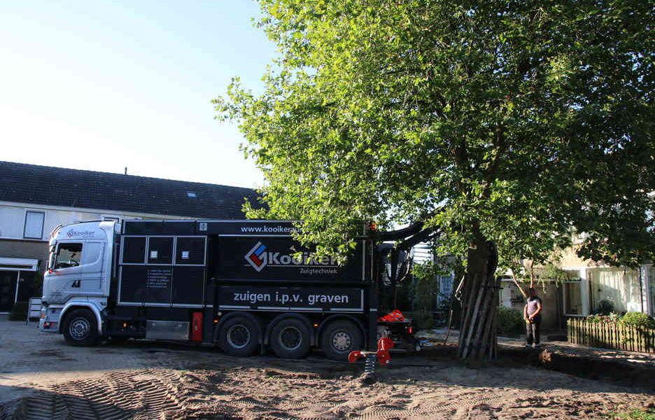 Vrijzuigen boomwortels voor kabelreparatie