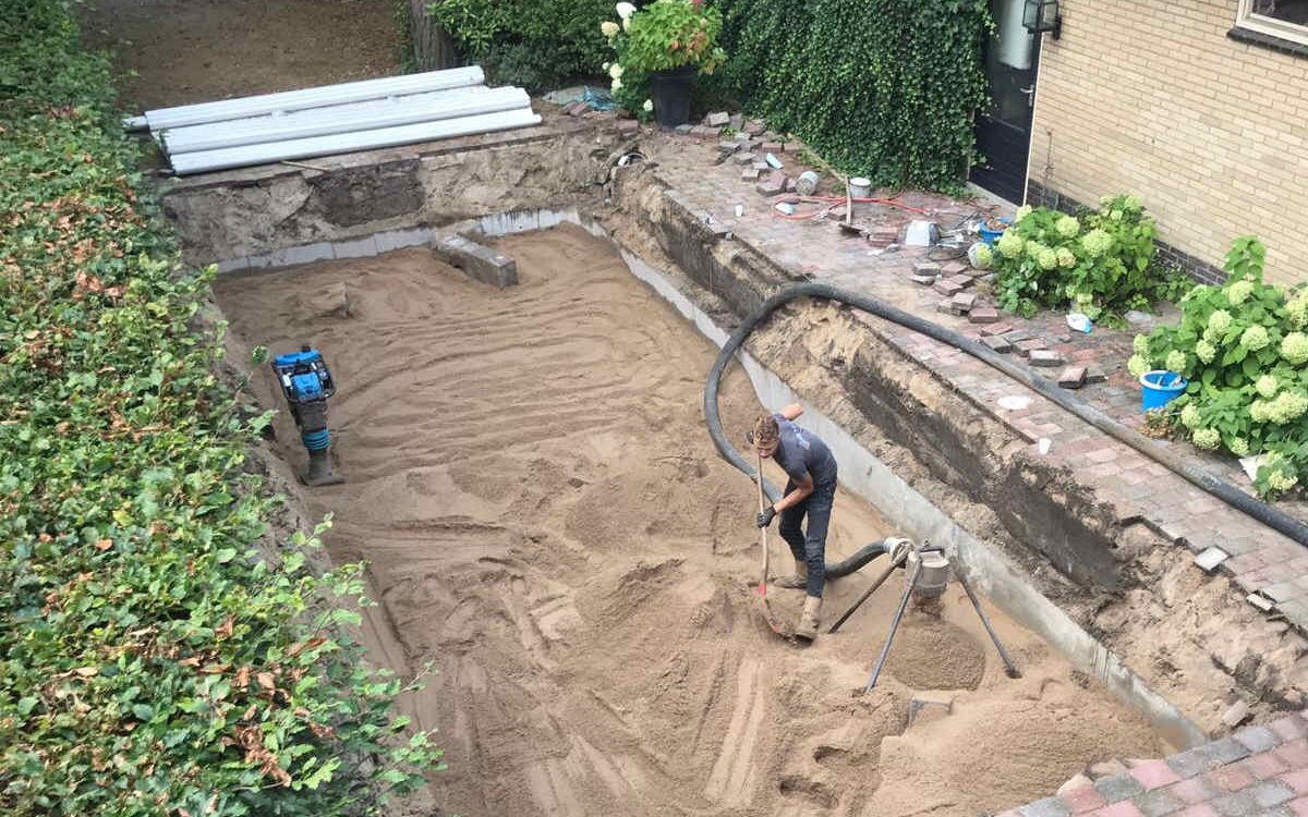 Zandblazen bij dichtgooien zwembad