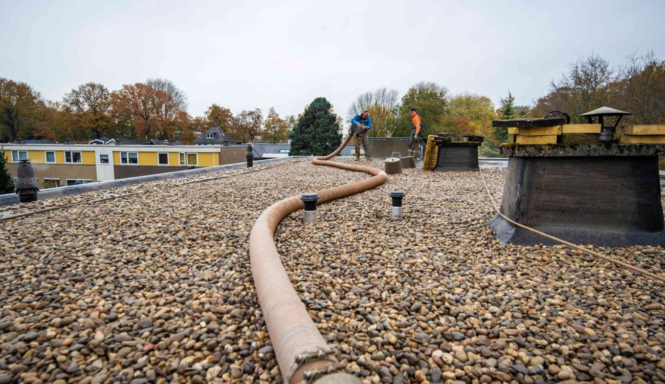 Grind aanbrengen op plat dak