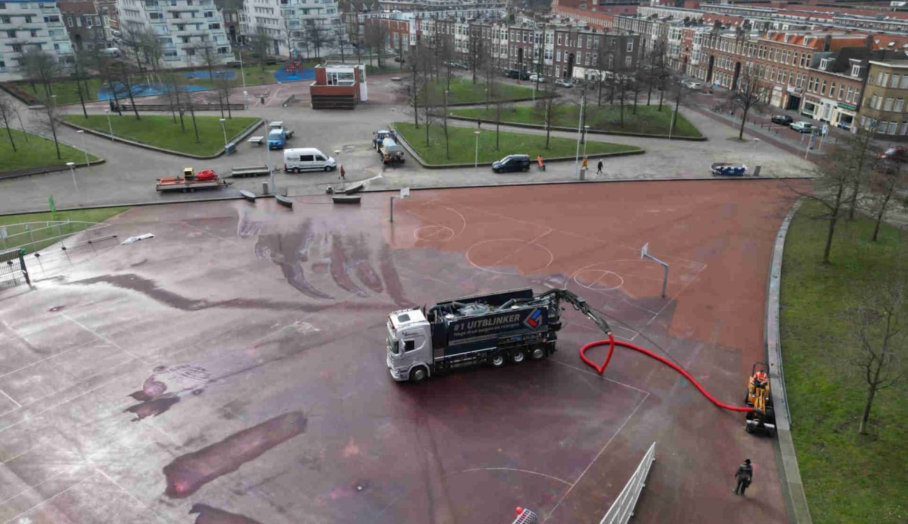 Schoonmaken sportveld in Den Haag