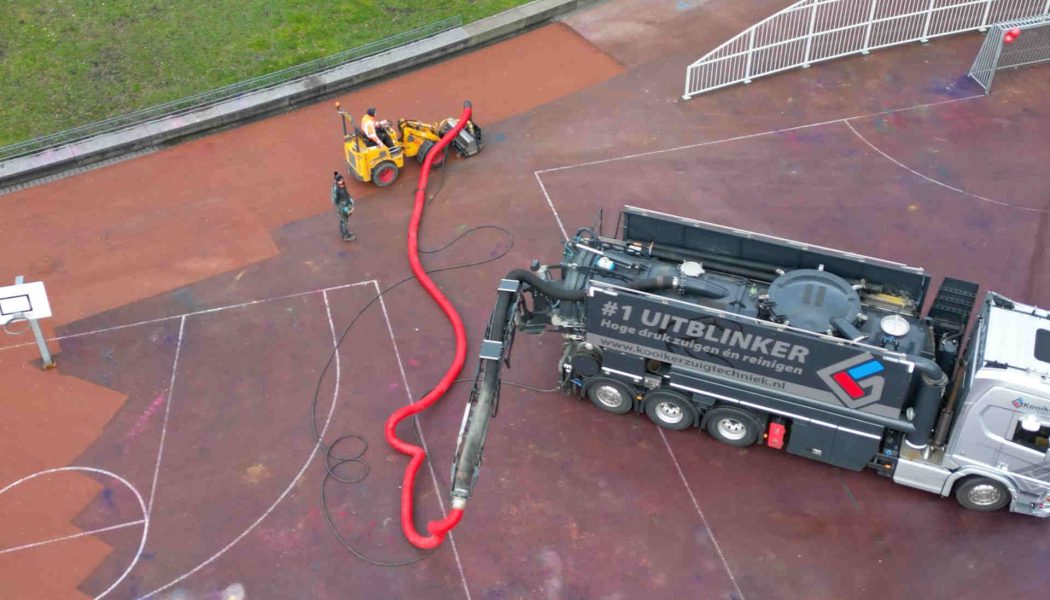 Waterpasserende bestrating sportveld reinigen