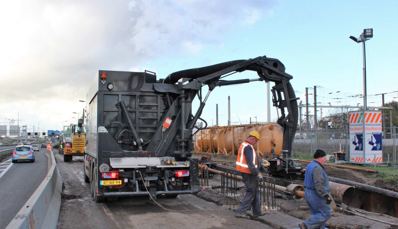 Buispalen leegzuigen langs snelweg