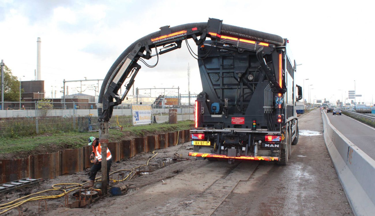 Buispalen leegzuigen naast snelweg