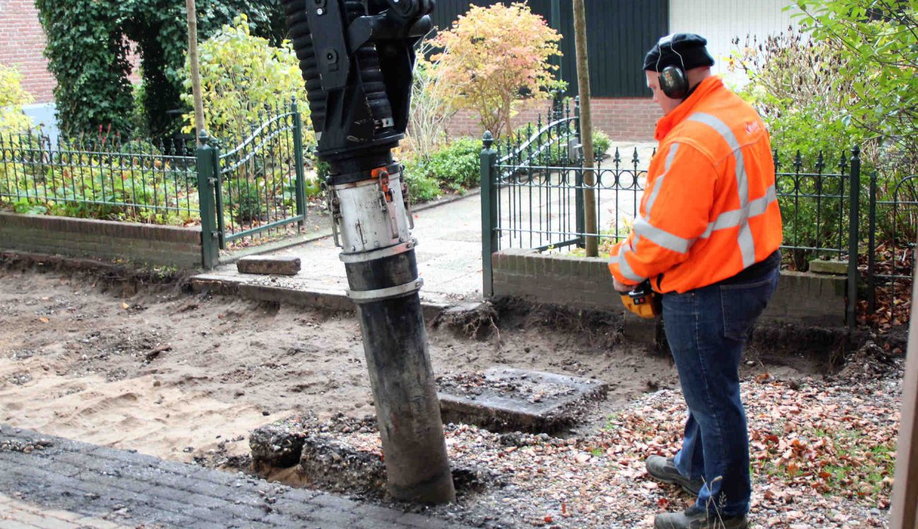 Grind uit tuin zuigen