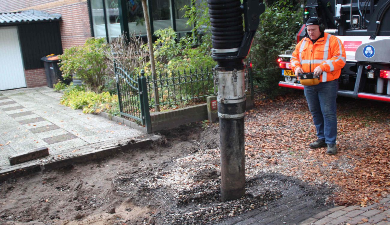 Verwijderen grind uit tuin met zuigtechniek