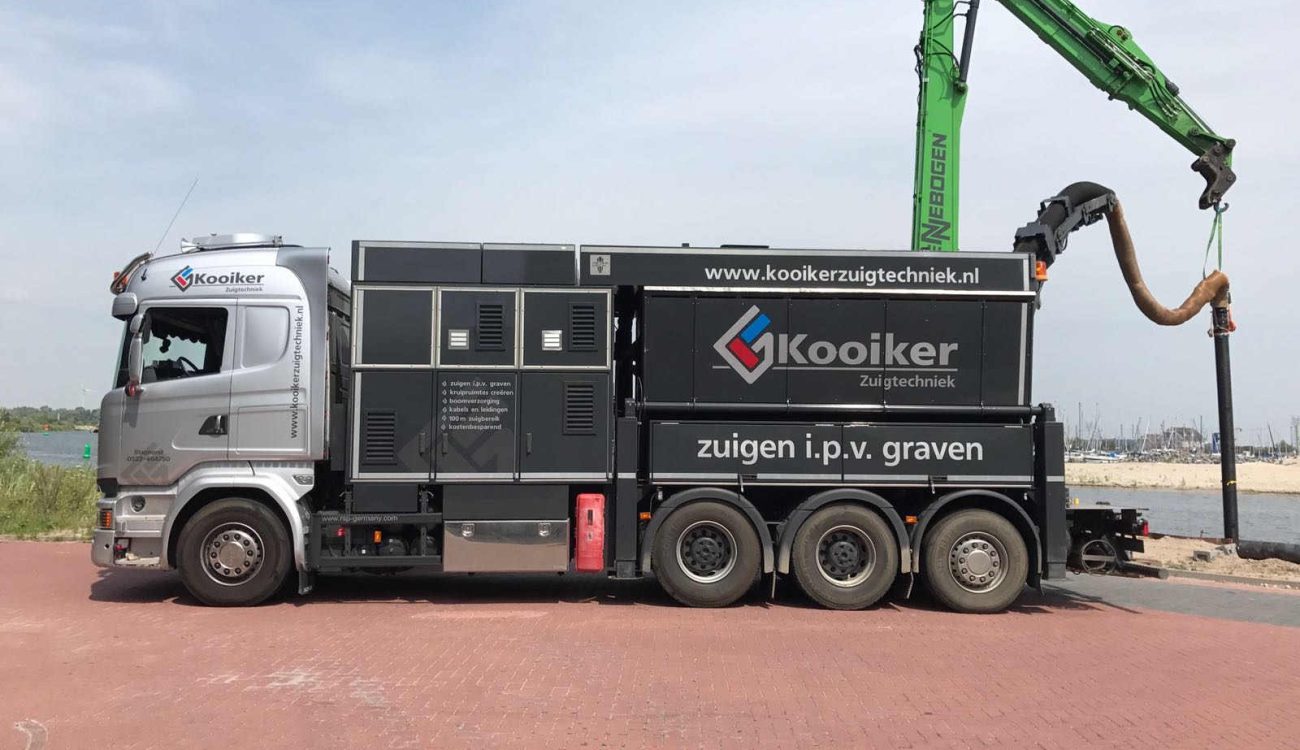 Zuigwagen bij haven Harderwijk