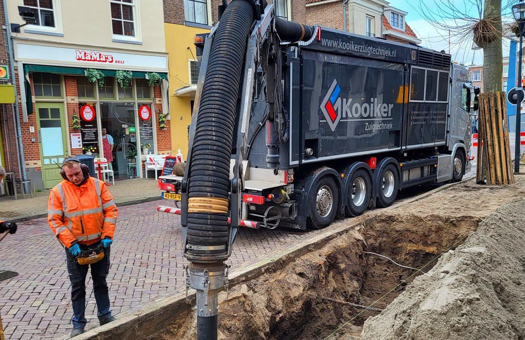 Boomwortels vrijzuigen in Zwolle