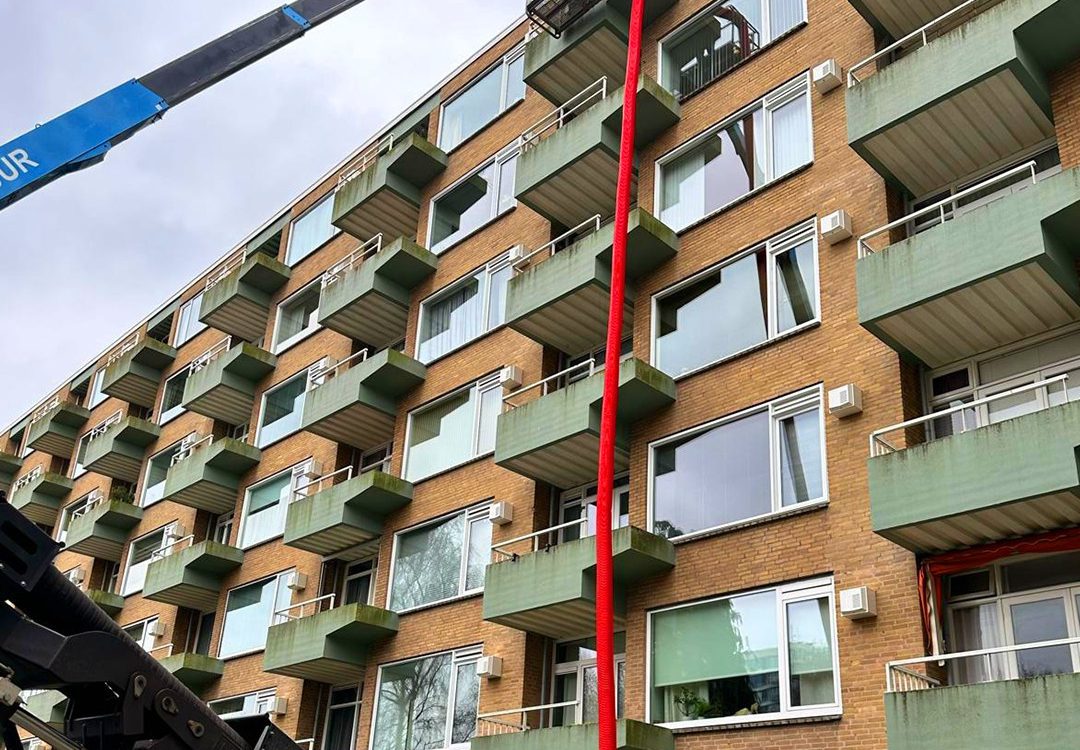 Hoogwerker en zuigwagen in Den Haag