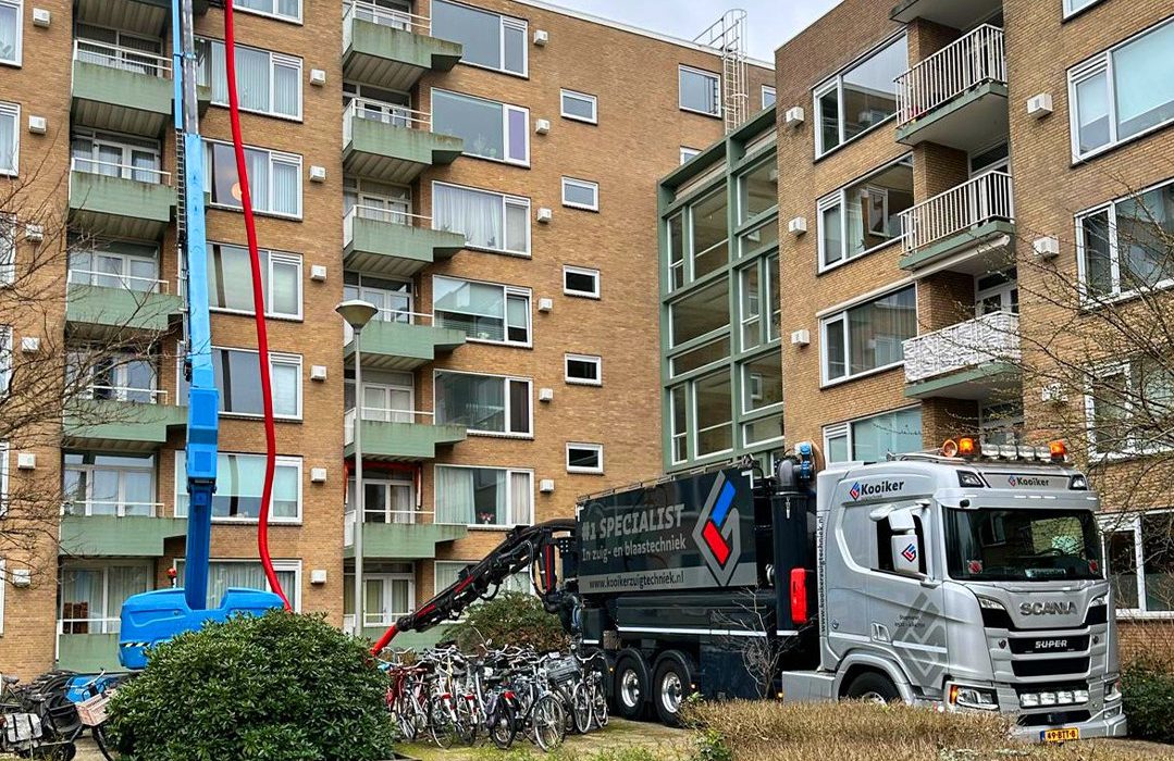 Plantenbakken leegzuigen in Den Haag