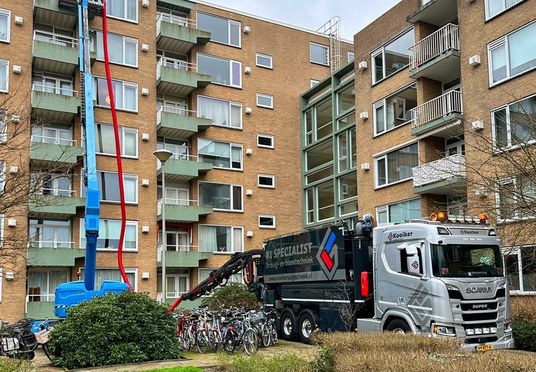 Plantenbakken leegzuigen in Den Haag