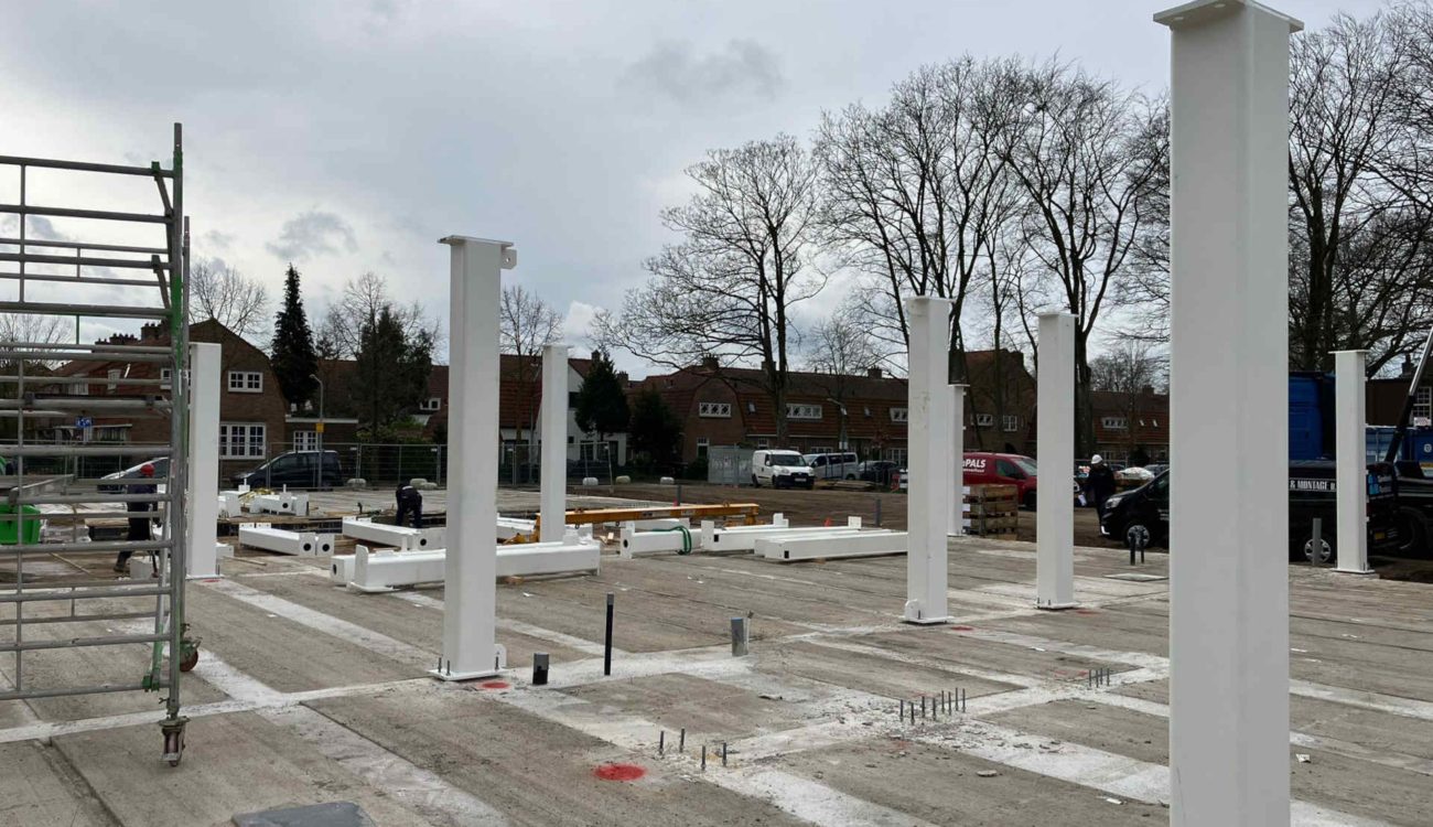 Stalen kolommen op bouw in Hilversum