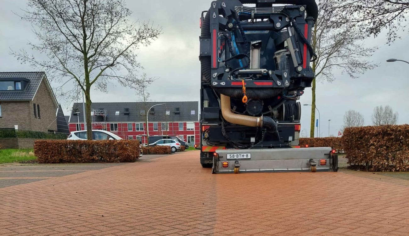 Waterpasserende bestrating reinigen met de Uitblinker