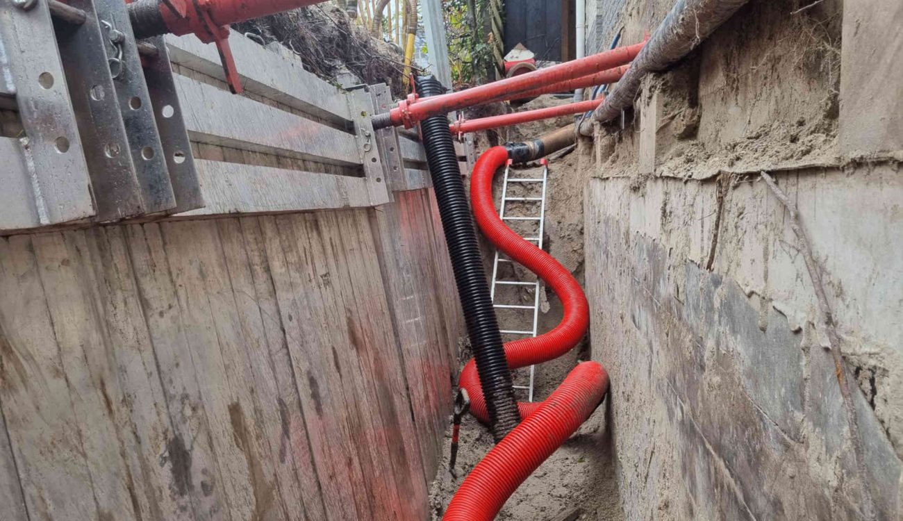Sleuf zuigen rond kelderwand met zuigtechniek