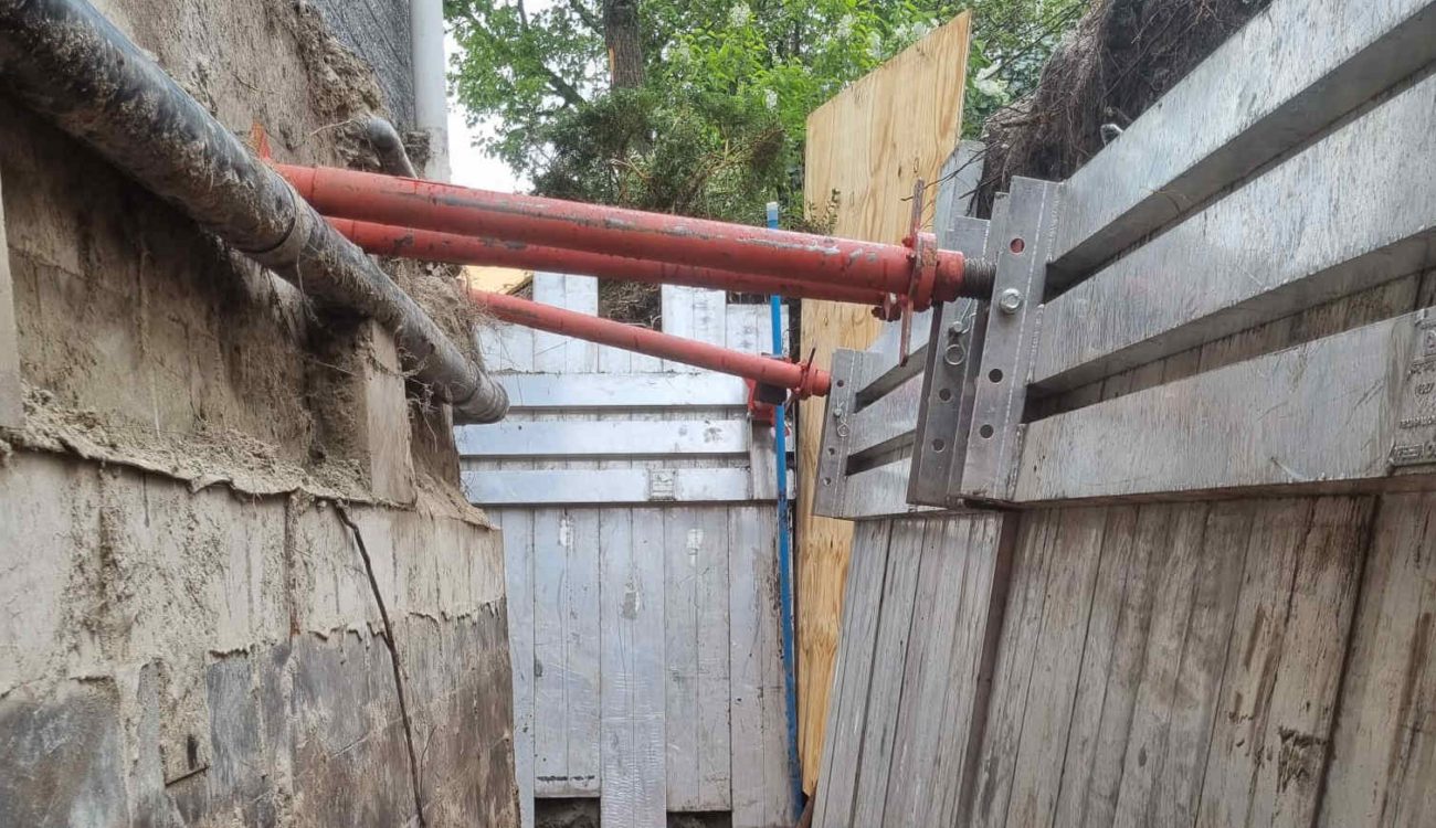 Vrijgezogen kelderwand met sleufbekisting