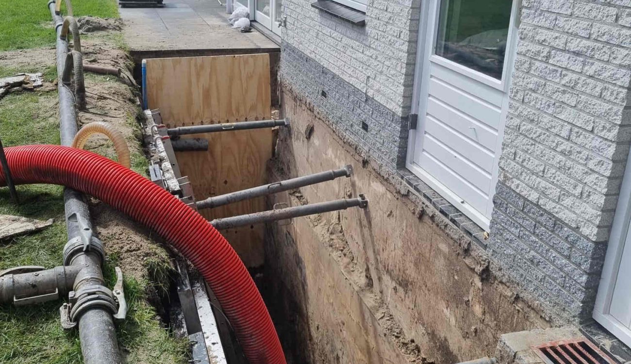 Zuigslang in sleuf rond kelderwand