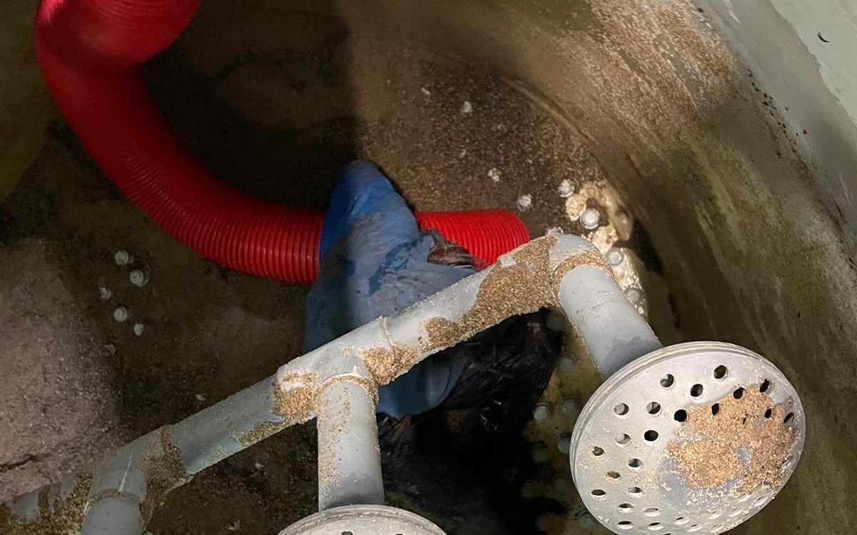 Leegzuigen en schoonmaken van zwembadfilters