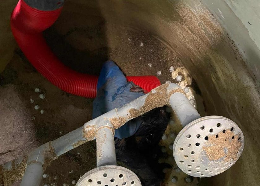 Leegzuigen en schoonmaken van zwembadfilters