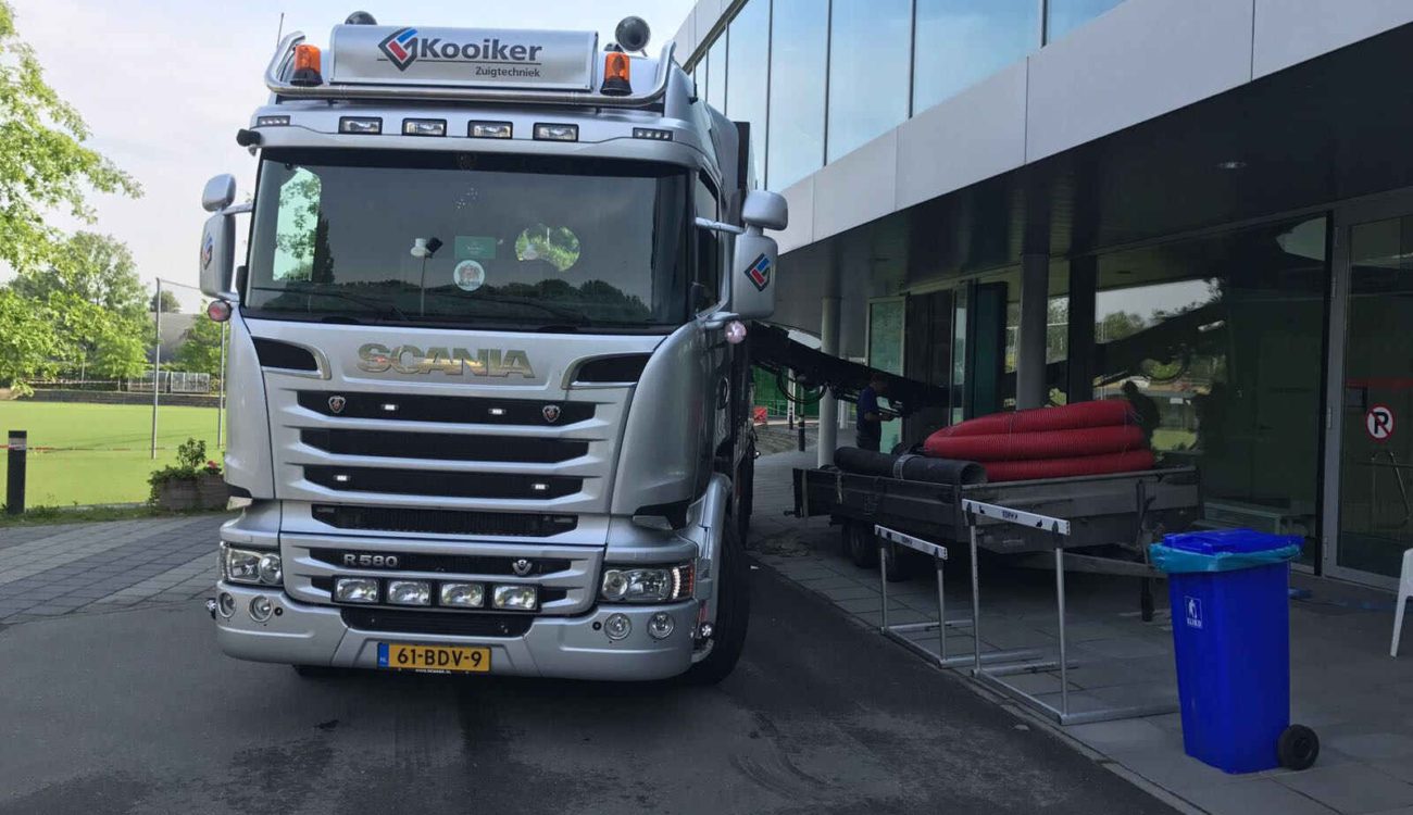 Zuigwagen bij zwembad