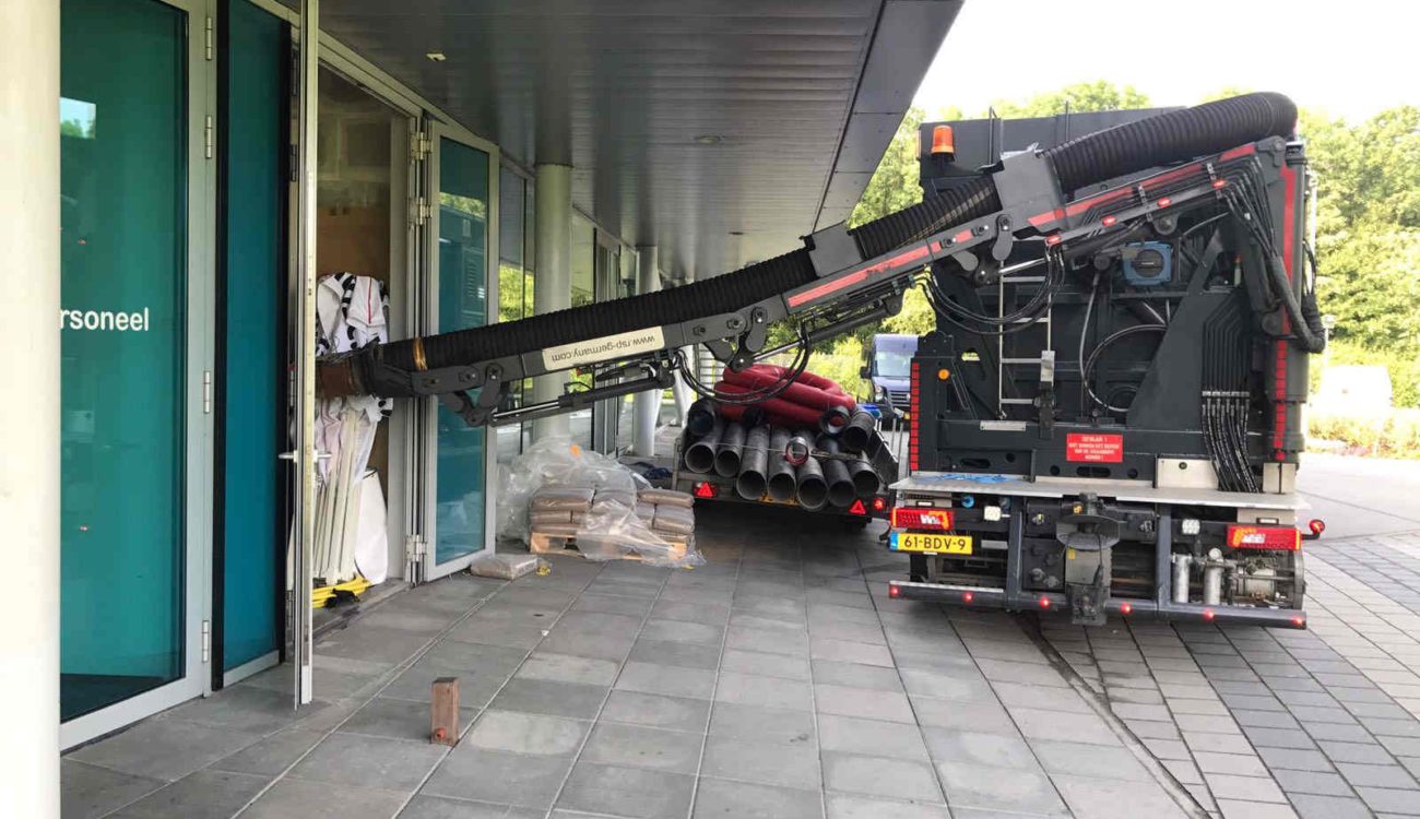 Zuigwagen voor reinigen zandfilters zwembad
