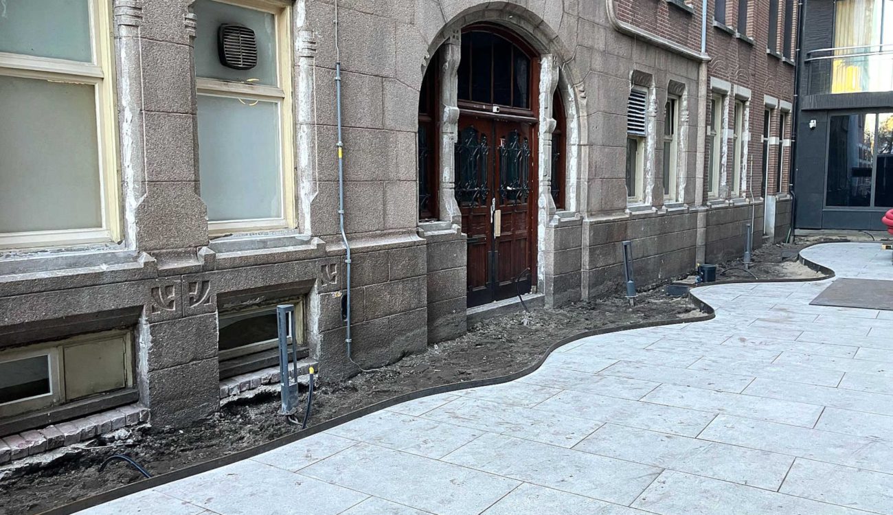 Verwijderen oude grond en aanvullen met substraat