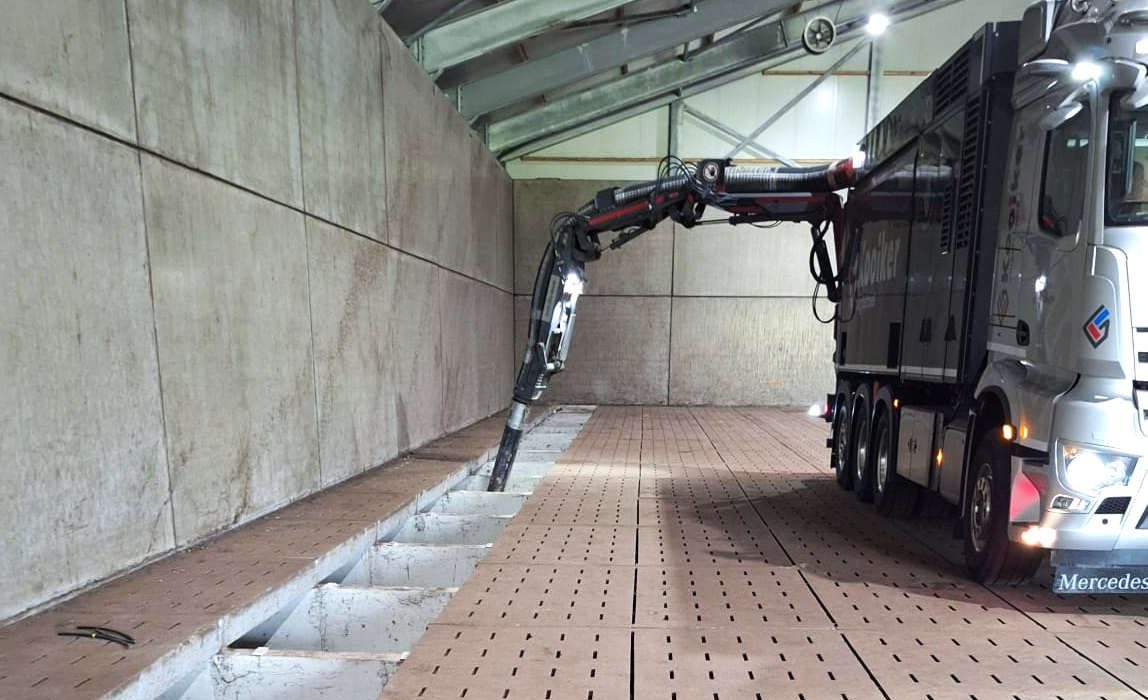 Zuigwagen aan het werk in aardappelopslag