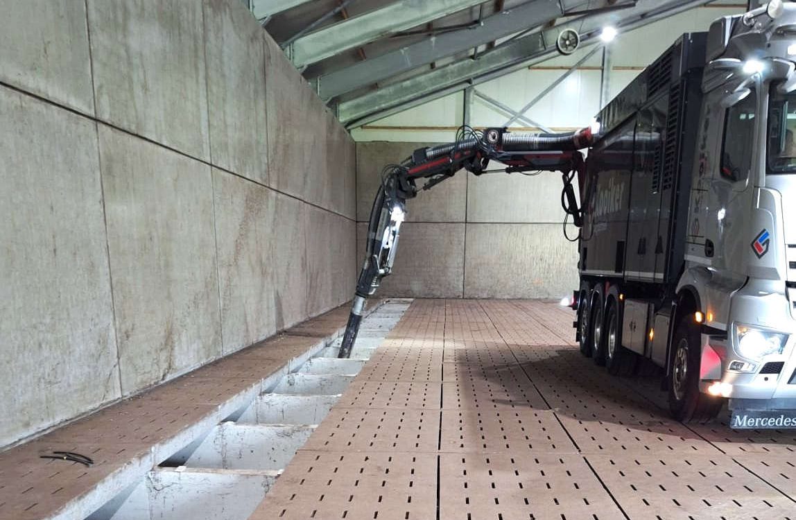 Zuigwagen aan het werk in aardappelopslag