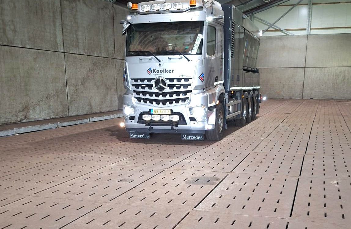 Zuigwagen in aardappelopslag