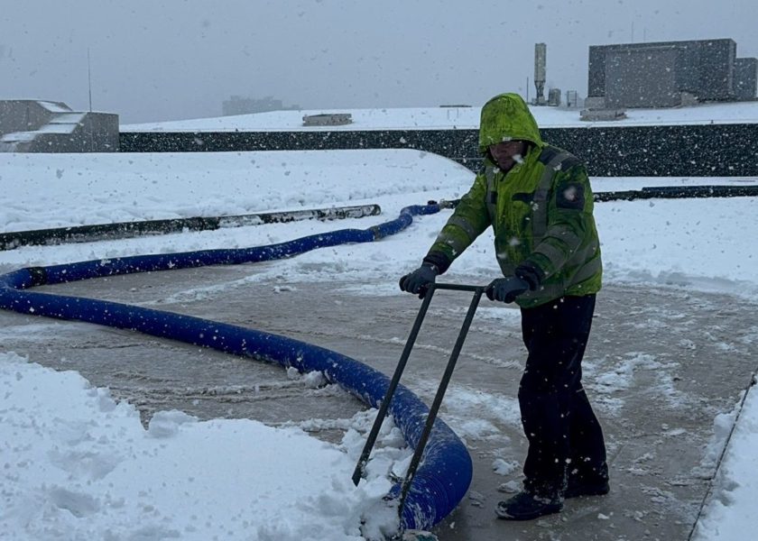 Sneeuw van dak verwijderen bedrijfspand