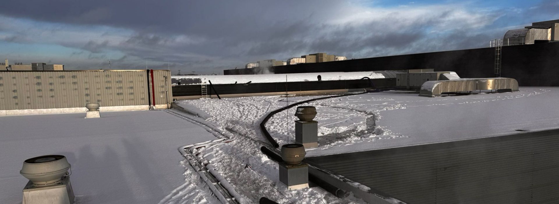 Sneeuwvrij maken dak bedrijfspand