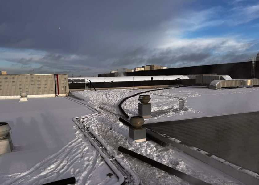 Sneeuwvrij maken dak bedrijfspand