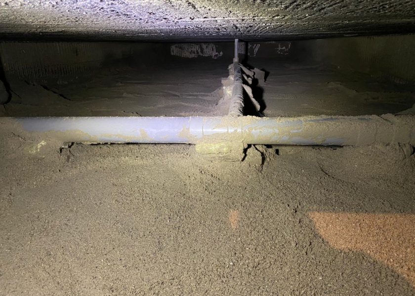 Schone laag zand in de kruipruimte